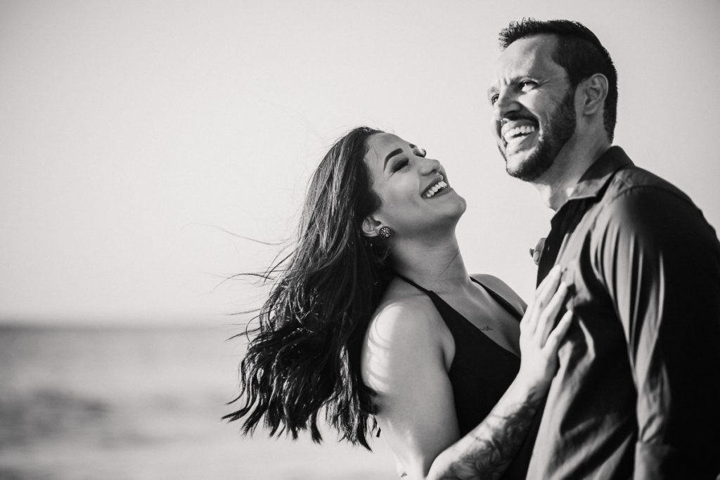 foto preo e branco pb de casal na Praia de Meireles, Fortaleza - CE