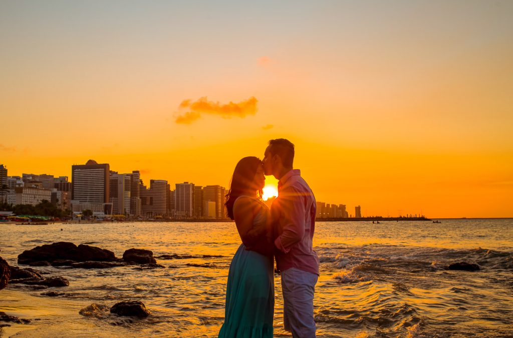 foto de casal, por do sol, na Praia de Meireles, Fortaleza - CE