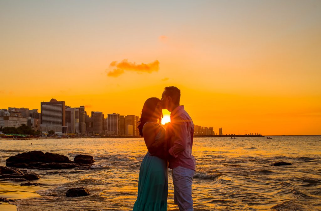 foto de casal, por do sol, na Praia de Meireles, Fortaleza - CE