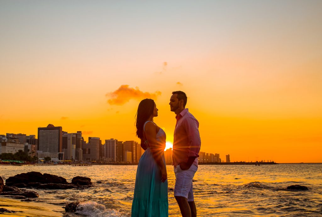 foto de casal, por do sol, na Praia de Meireles, Fortaleza - CE