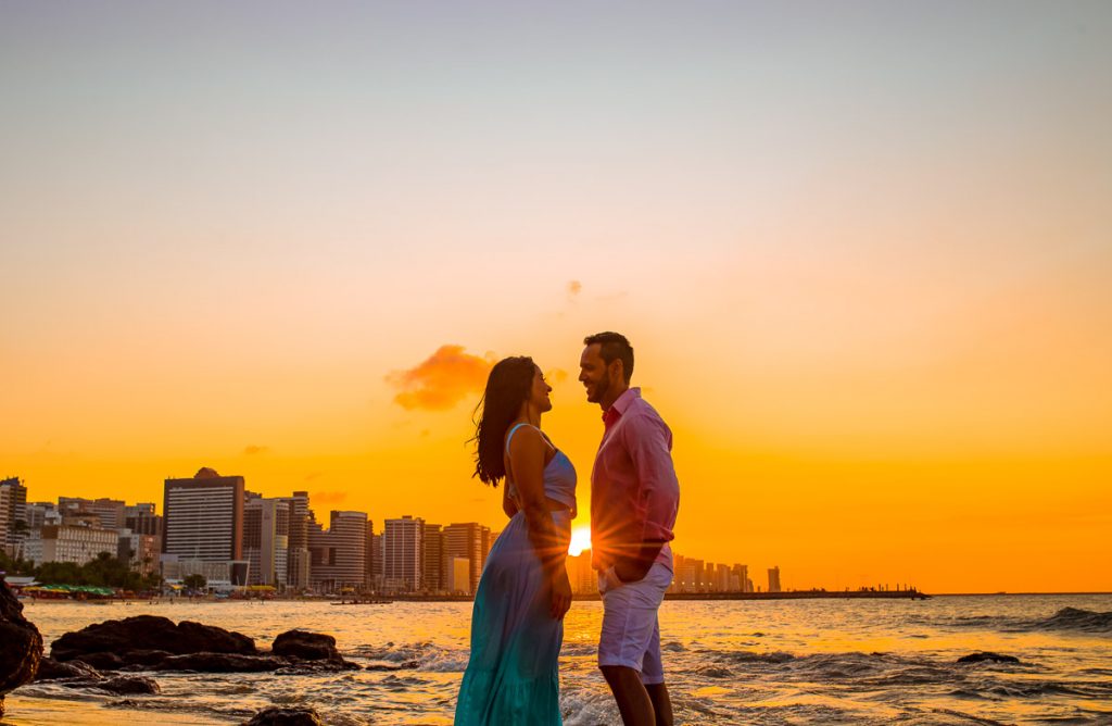 foto de casal, por do sol, na Praia de Meireles, Fortaleza - CE