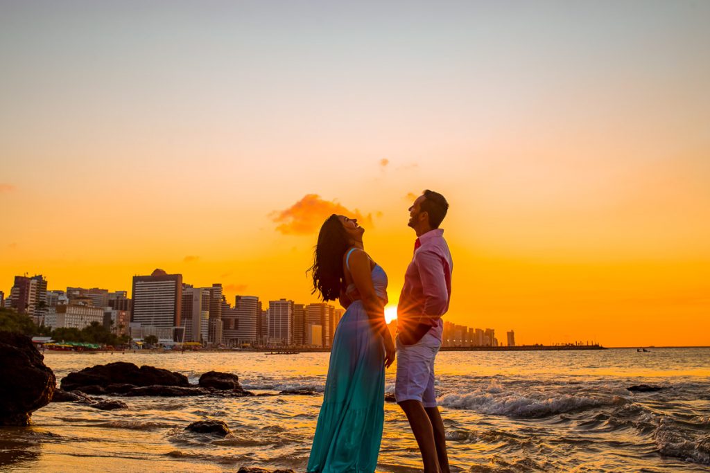 foto de casal, por do sol, na Praia de Meireles, Fortaleza - CE