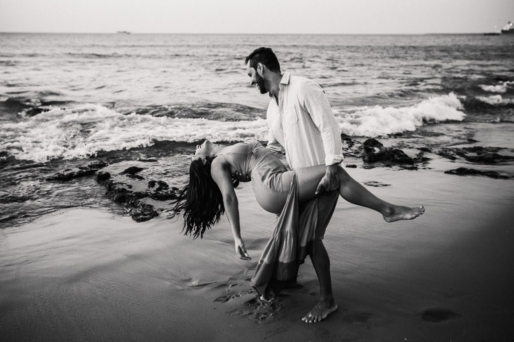 foto de casal preto e branco pb na Praia de Meireles, Fortaleza - CE
